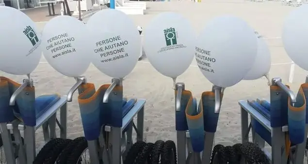 Monumenti illuminati e bottiglie di vino in piazza per i malati di Sla