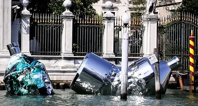 «Le nostre bottiglie nel Canal Grande contro l'inquinamento della plastica»