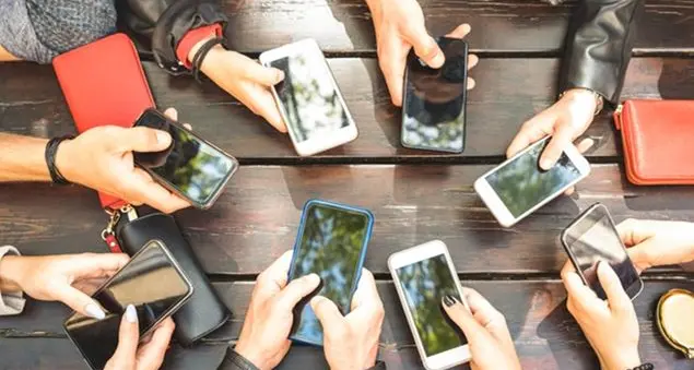 La chat dove regna l'orrore dei nostri adolescenti lasciati soli