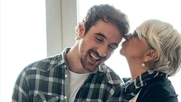 Quel figlio adulto che \"subisce\" i baci di mamma: tutta una finta!