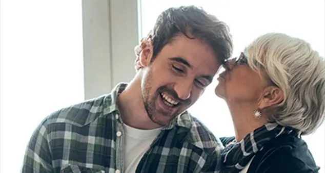 Quel figlio adulto che \"subisce\" i baci di mamma: tutta una finta!