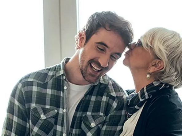 Quel figlio adulto che \"subisce\" i baci di mamma: tutta una finta!
