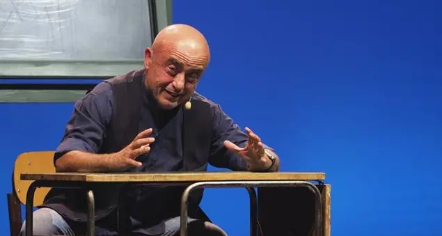 Paolo Cevoli in scena con la Sacra Famiglia