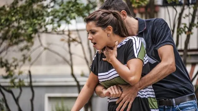 Manovra di Heimlich: cinque colpi per tornare a respirare