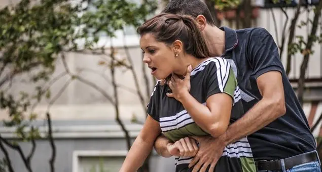 Manovra di Heimlich: cinque colpi per tornare a respirare