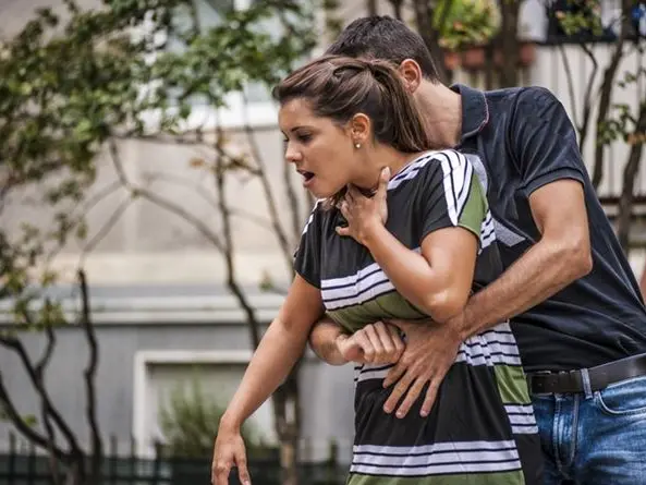 Manovra di Heimlich: cinque colpi per tornare a respirare