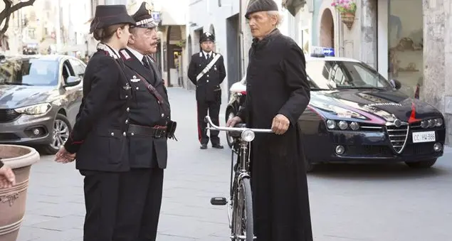Così don Matteo racconta i dieci comandamenti