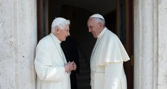 Due Papi in contrasto tra loro? Falso. E il celibato è un dono