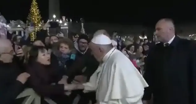 Quel gesto di stizza di papa Francesco