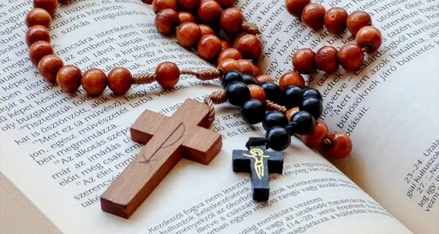 Il vescovo di Pavia: \"Affidiamoci a Dio: è tempo di recitare il rosario in famiglia\"