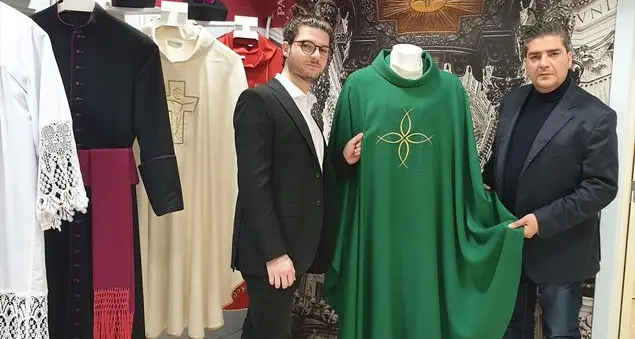 Casule, ma non solo: la famiglia che \"veste\" Papa e vescovi