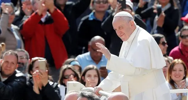 Il papa: \"E' tempo di spegnere la Tv, staccare il cellulare e aprire la Bibbia\"