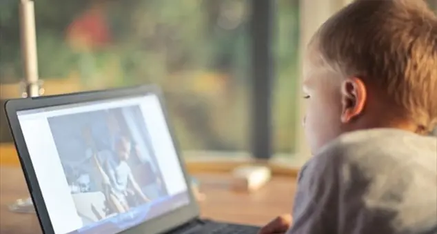 Figli e social, il giudice: “Non basta educare bisogna controllare”