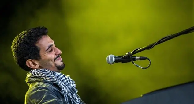 Aeham Ahmad, il pianista siriano a Sanremo con Elodie: «Due volte rifugiato, la mia terra è il pianoforte»