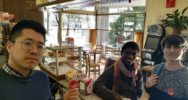 coronavirus: una spilla contro il contagio della paura