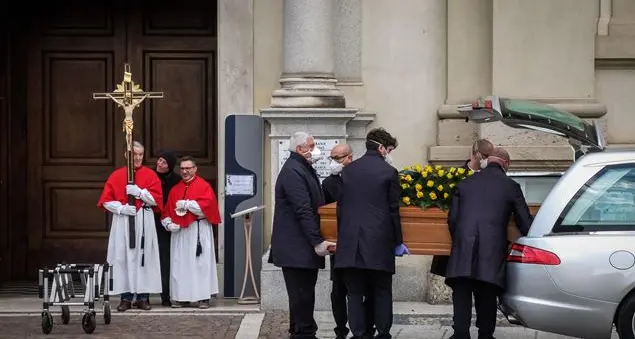 «I funerali? Su WhatsApp; medici atei chiedono preghiere»