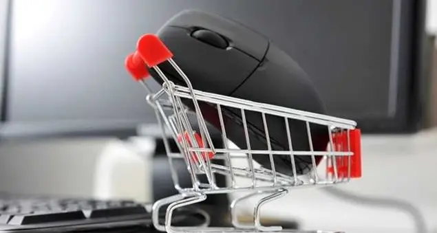 Volontari si offrono gratis per aiuto ad anziani soli e bambini alle prese con la scuola a distanza