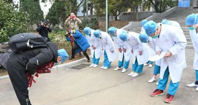 L'inchino ai medici del paziente guarito