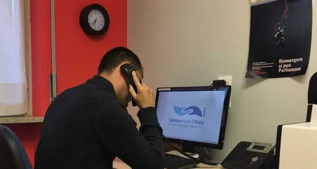 Soli e impauriti in casa: c'è il Telefono amico