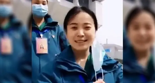 Cina: la svolta contro il Coronavirus, la festa dei medici che si levano le mascherine