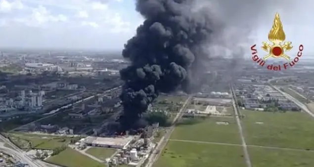 Esplosione e rogo a Marghera: due operai feriti