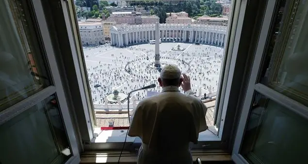 Il Papa: «Le persone sono più importanti dell'economia»