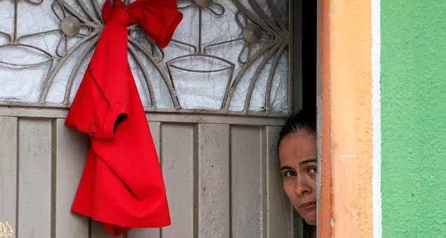 Colombia: drappi rossi alle finestre per dire \"S.O.S., abbiamo fame\"