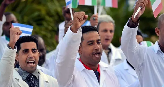 Applauso all'aeroporto ai medici cubani in partenza per l'Italia