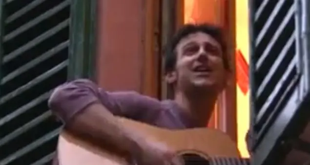 E l'italia suonò. Quelle note contagiose dai balconi, contro il virus