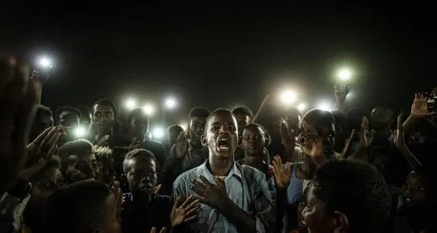 Un poeta durante la rivolta: è la foto dell'anno