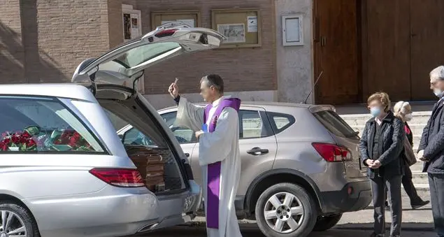 Fase 2, le norme per celebrare i funerali dal 4 maggio