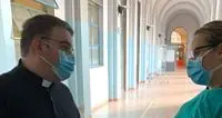 Mascherine, guanti e crocifisso: i cappellani d'ospedale, oggi
