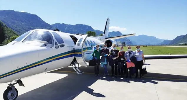 Se si deve noleggiare un jet per portare in vigna le braccianti dalla Romania