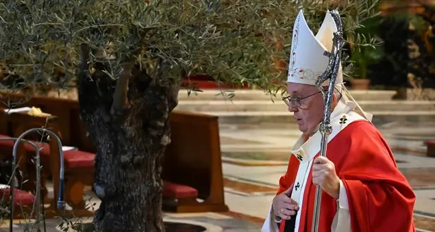 «Guardiamo ai veri eroi di questi giorni che, come Gesù, danno se stessi per servire gli altri»