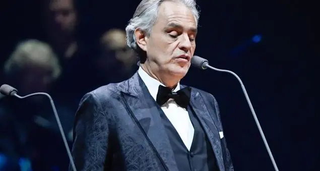 Bocelli: «Canto da solo nel Duomo, ma l'amore ci unisce»