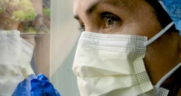 Un medico in prima linea: \"Non siamo eroi, ho paura, ma continuo a lottare sorretta dalle parole di papa Francesco\"