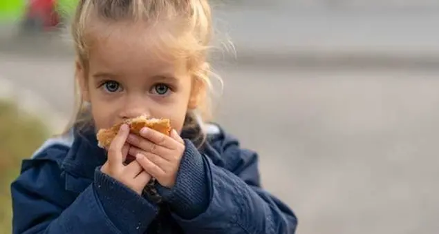 A rischio povertà un milione di bambini: le iniziative di Save the children