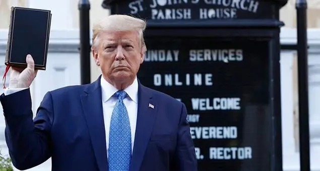 Trump prende in mano la Bibbia, ma solo per farsi una foto