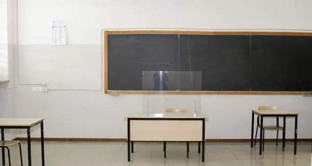 In classe il 14 settembre. Niente plexiglas, orari flessibili e distanza di un metro