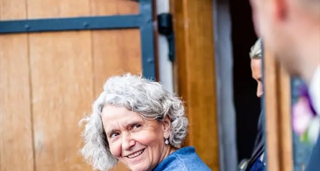 «Mio marito di 85 anni passa ore al telefono con una vedova. Ha perso la testa per lei?»