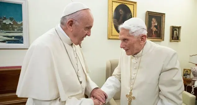 «Le sono spiritualmente vicino»: il cordoglio di Bergoglio a Ratzinger