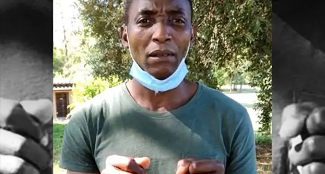 La protesta dei braccianti incatenati davanti a Villa Pamphili: «Aprite i palazzi e non siate sordi al dolore degli invisibili»