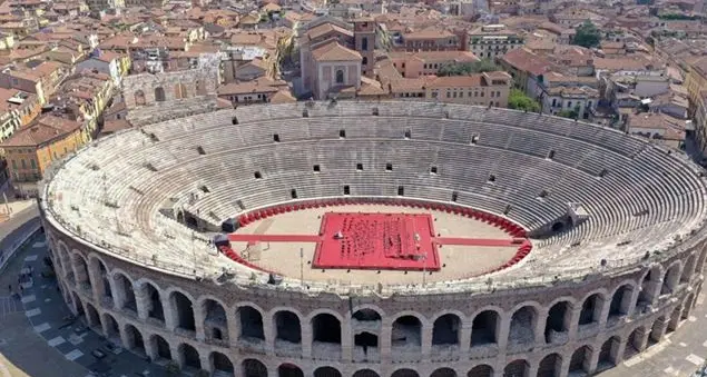 Arena di Verona, la grande musica italiana rende omaggio agli eroi della sanità