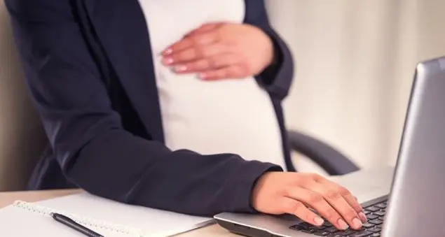 39mila dimissioni volontarie di neomamme in un anno. Paola Profeta della Bocconi: «Ma le donne al lavoro sono un valore per tutti»