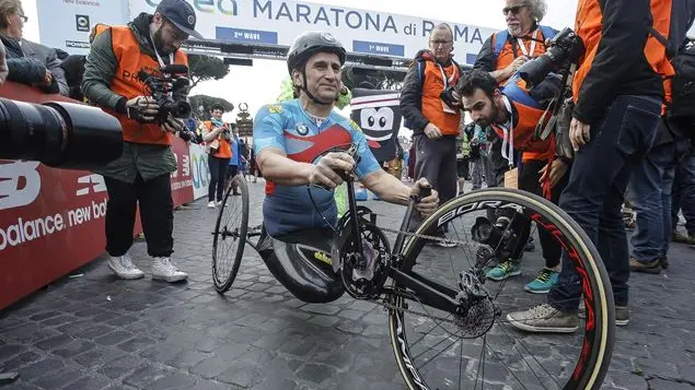 Il Papa scrive ad Alex Zanardi: «Coraggio, hai dato forza a chi l'aveva perduta»