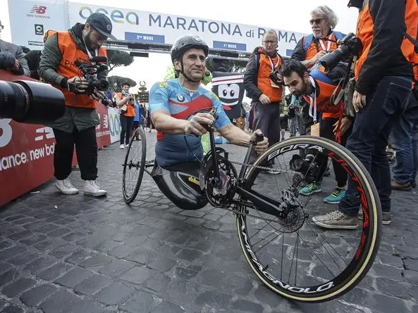 Il Papa scrive ad Alex Zanardi: «Coraggio, hai dato forza a chi l'aveva perduta»