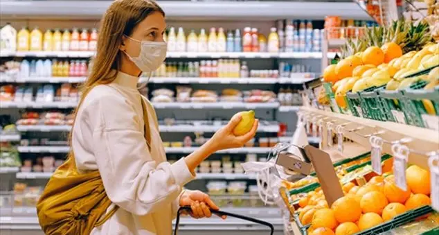 «In fila alla cassa, una donna ha bisogno, un signore l’aiuta con discrezione»