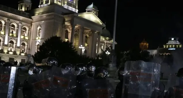 A Belgrado proteste e scontri con la polizia contro il coprifuoco anti-covid