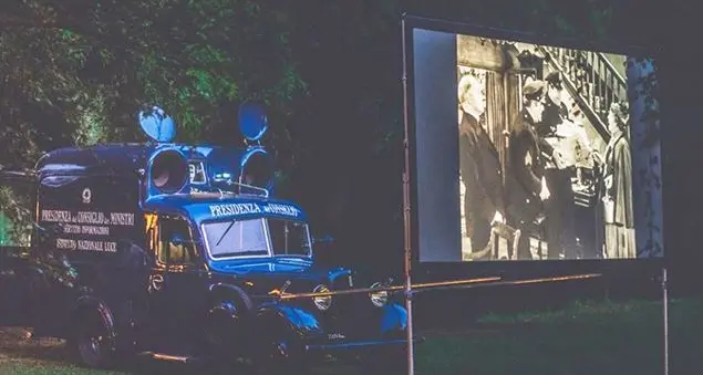 L'antico cinemobile in partenza per offrire film all'aperto
