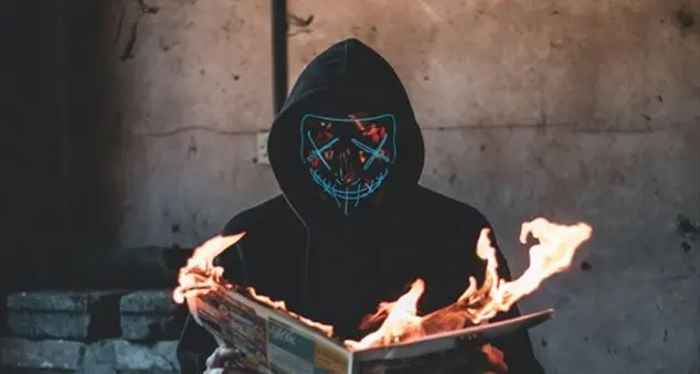 «È il nostro “scienziato”. Ma ogni tanto casca nelle fake news dell’epidemia»